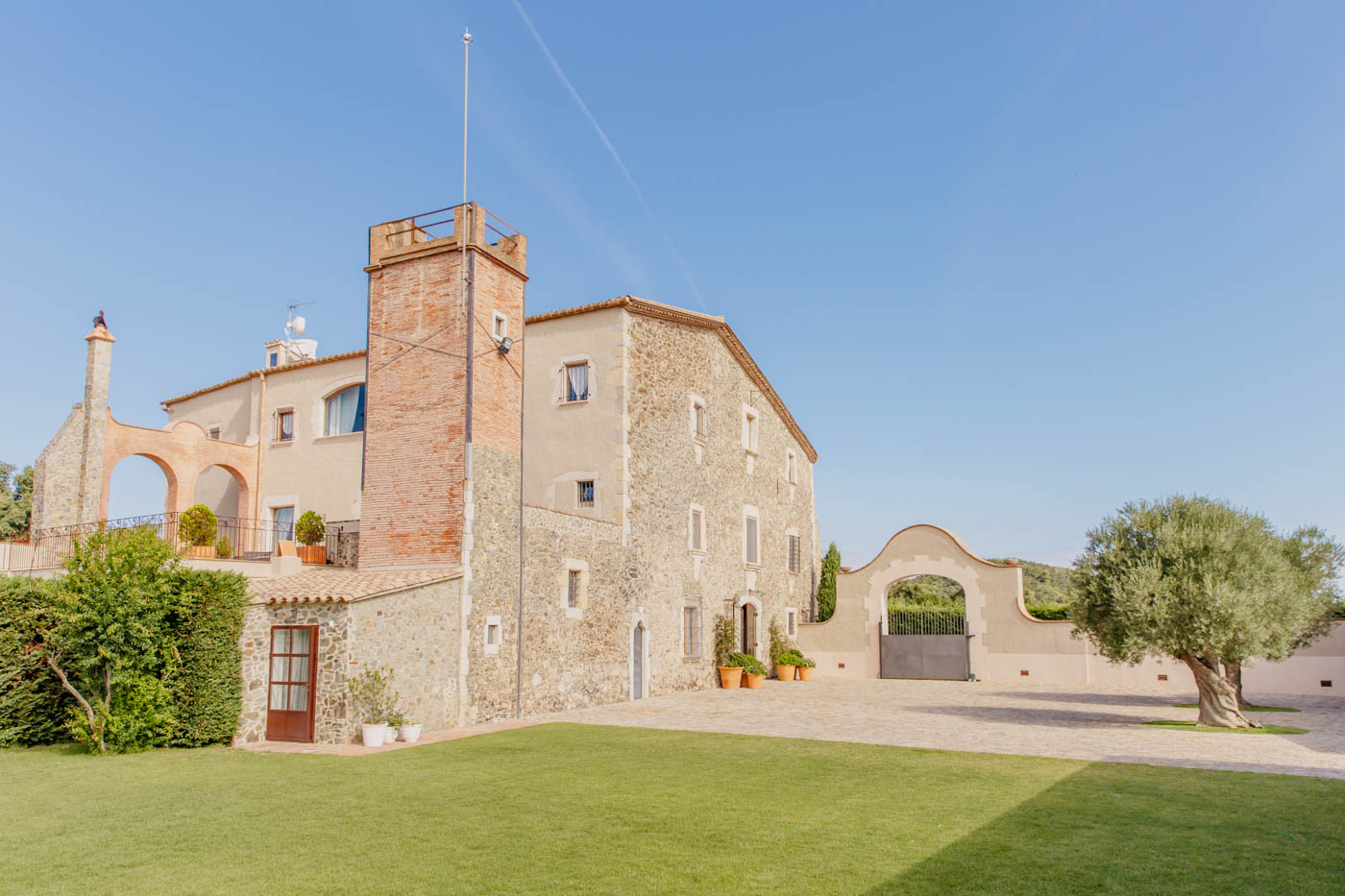 Entrada principal y patio